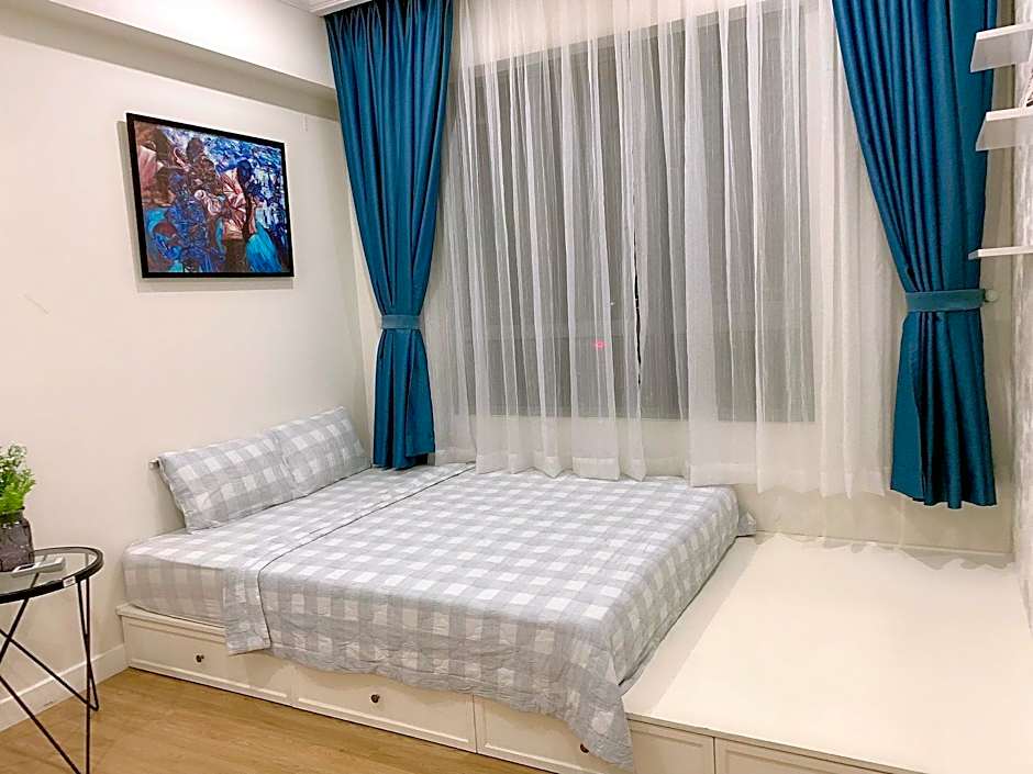 Photo 1 of 10 of 1 King Bed, River View, Balcony