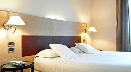 Queen Room with Single Bed