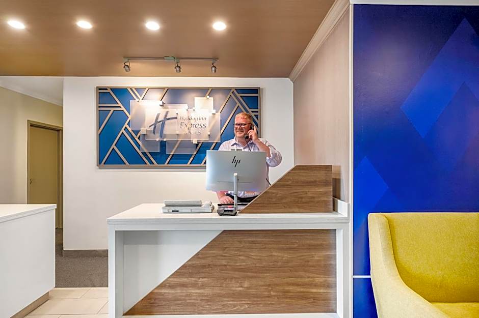 Holiday Inn Express & Suites Buffalo Airport By IHG