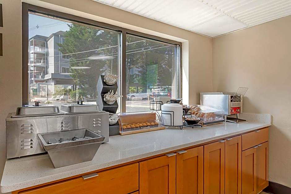 Econo Lodge Inn & Suites At The Conference Center