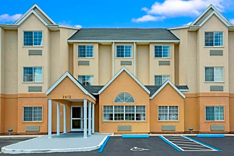 Microtel Inn & Suites by Wyndham Bushnell