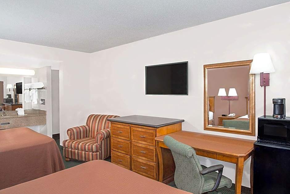 Howard Johnson by Wyndham Ft. Myers FL