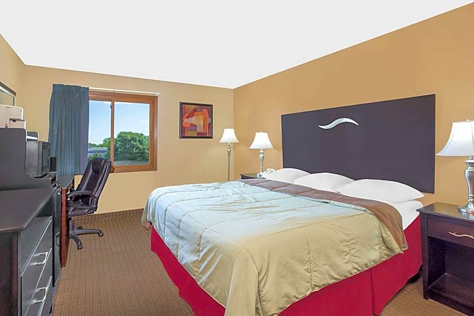 Super 8 by Wyndham Sheboygan WI