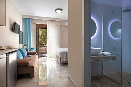 Deluxe Room (2 Adults + 1 Child)