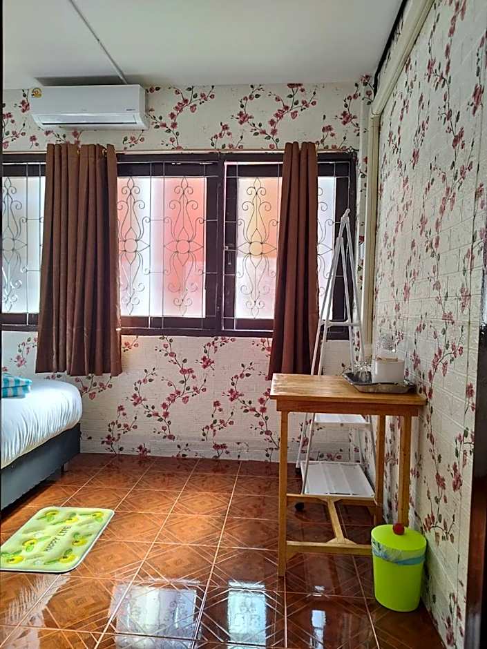D​ Luck​ Hostel