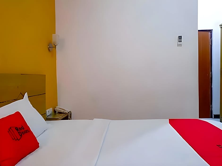 RedDoorz near Monumen Habibi Ainun