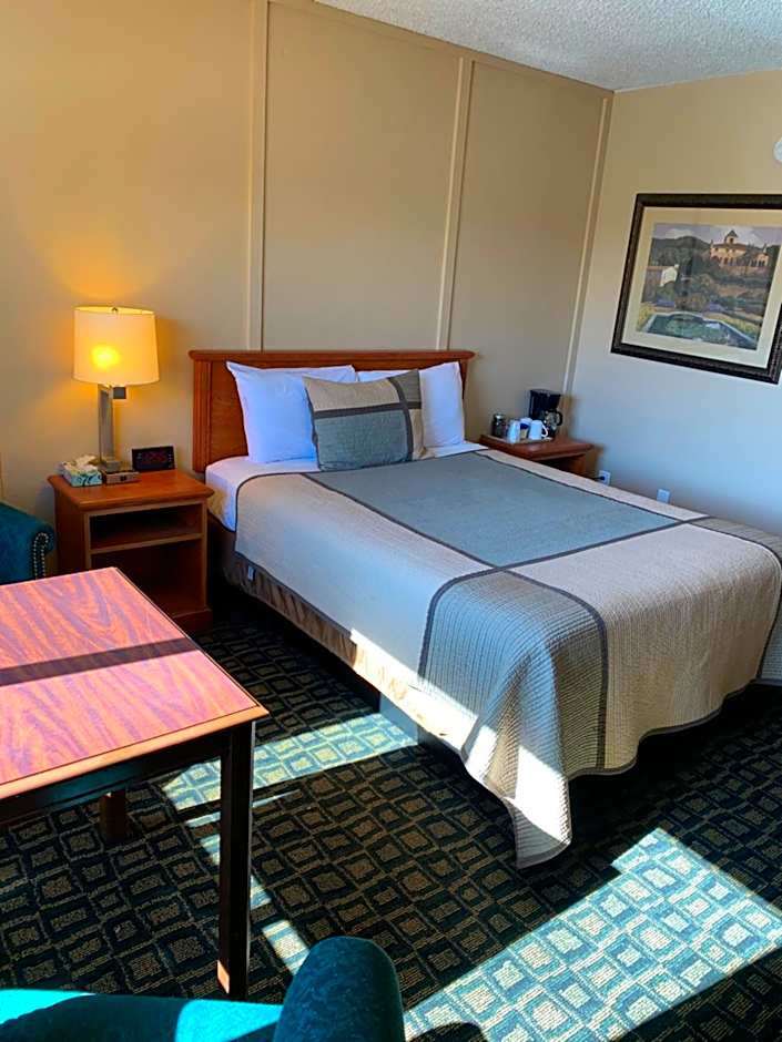 Townhouse Inn & Suites