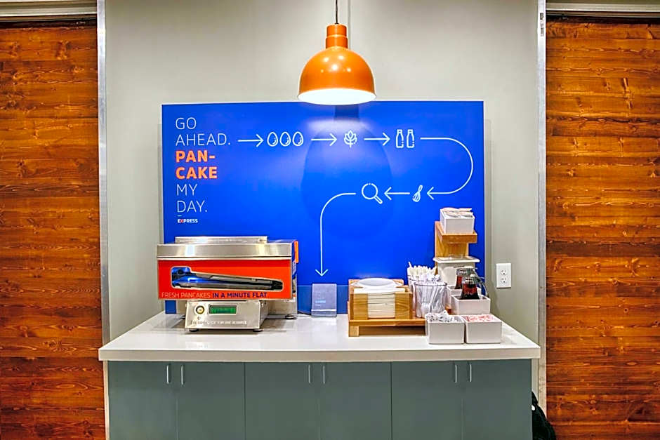 Holiday Inn Express & Suites Jacksonville - Town Center By IHG