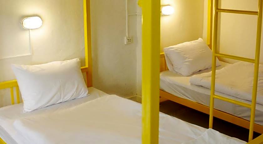 At Hua Lamphong Hotel