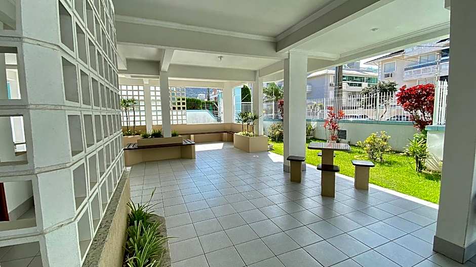 Caminhe até a praia, refresque-se na piscina