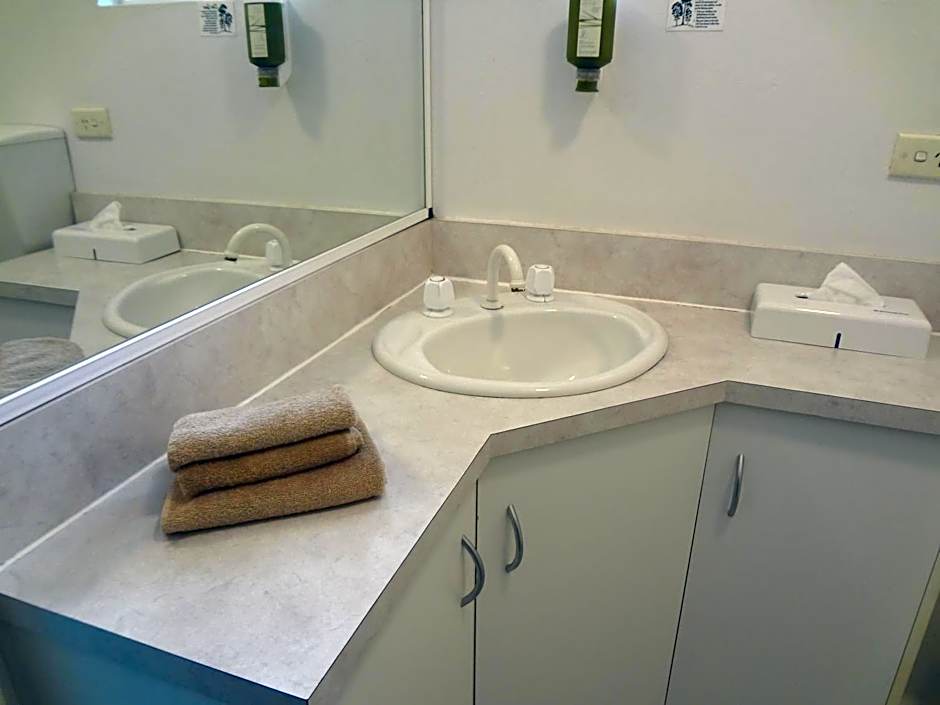 Adina Place Motel Apartments