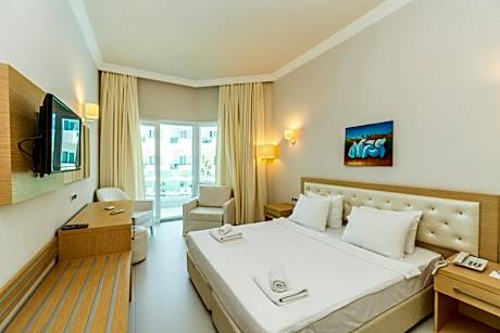 Standard Triple Room with Sea View