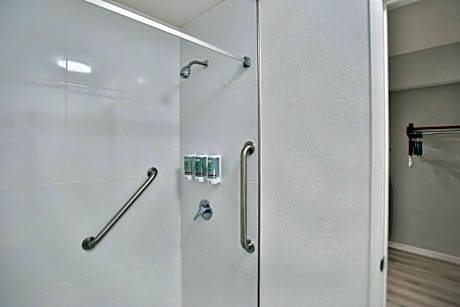King Room with Roll-in-Shower - Disability Access/Non-Smoking