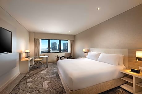 King Accessible Guest Room Contemporary Bathroom W/ Rolling Shower Cosmopolitan View Wifi/broadband