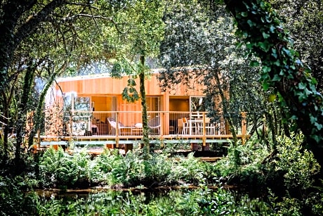 Lakeside Lodge
