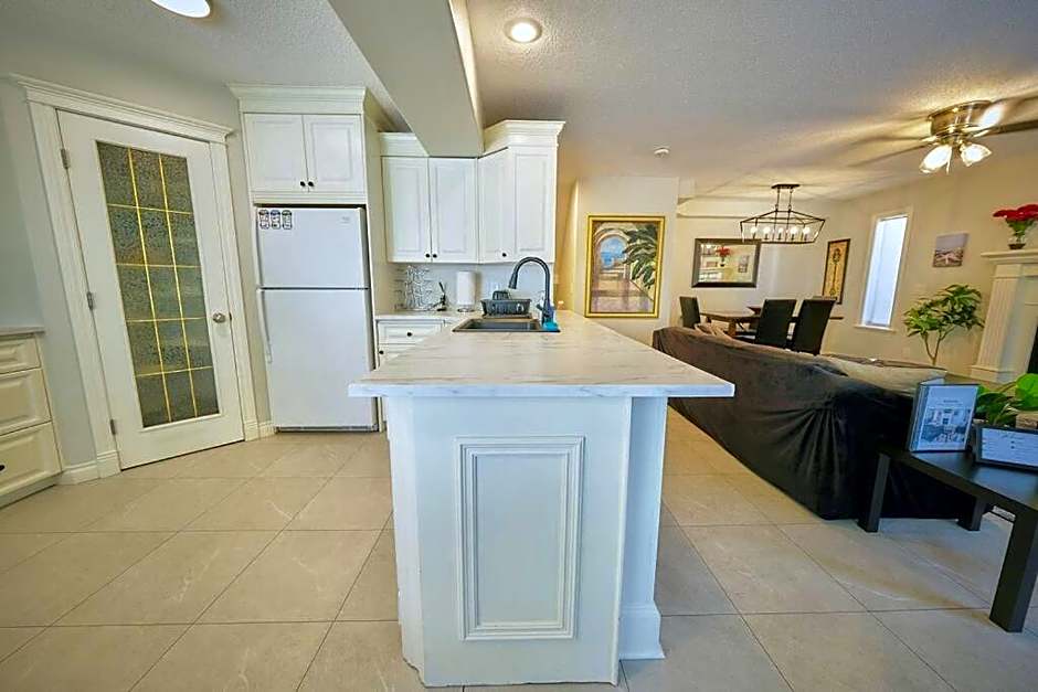 Casa Pura Vida Hot Tub, Pool & Ping Pong Tables w Backyard & BBQ Come stay