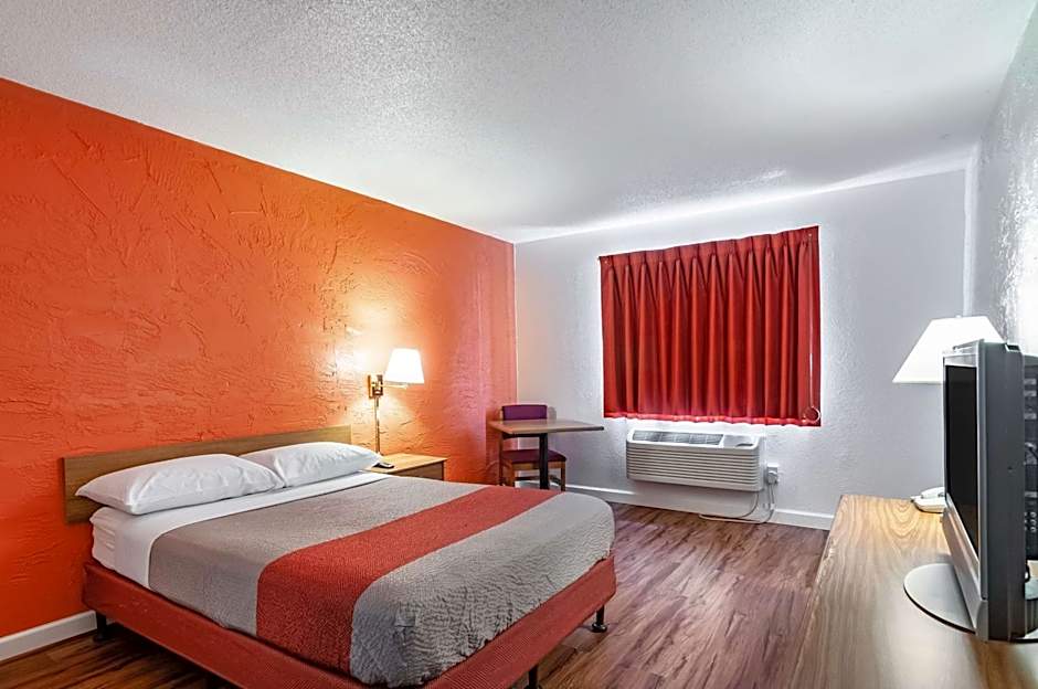 Motel 6 Naperville