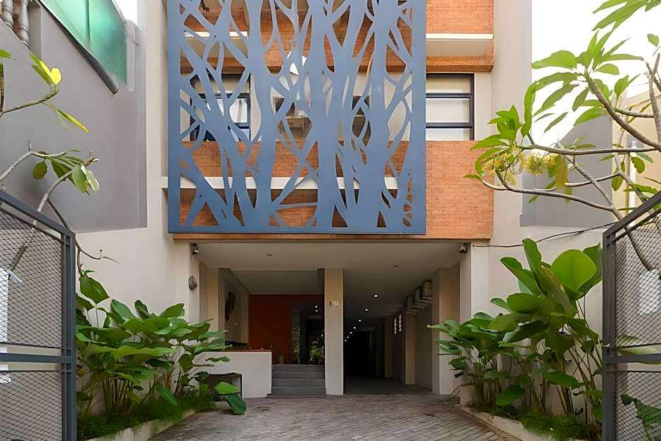 RedDoorz Plus near Radio Dalam 3