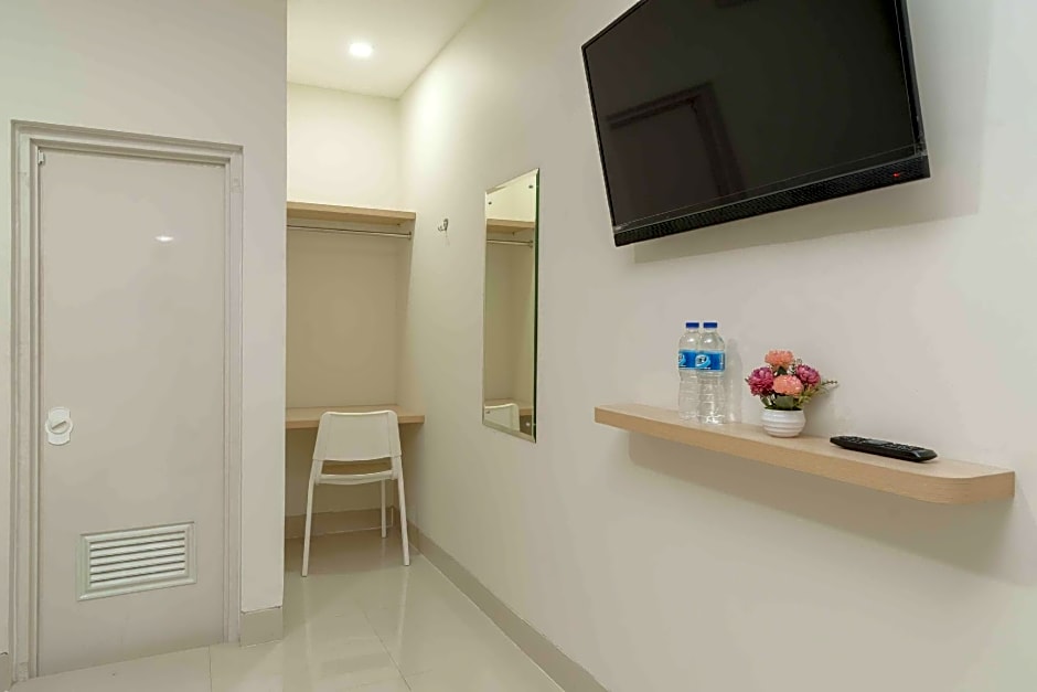 RedDoorz Plus near Eka Hospital BSD 5