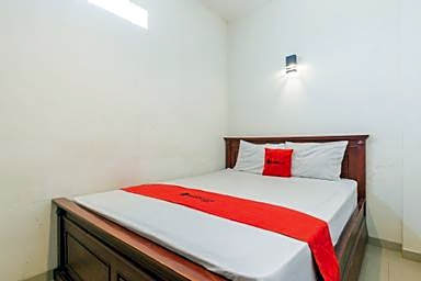 RedDoorz @ Raya Ngagel 2