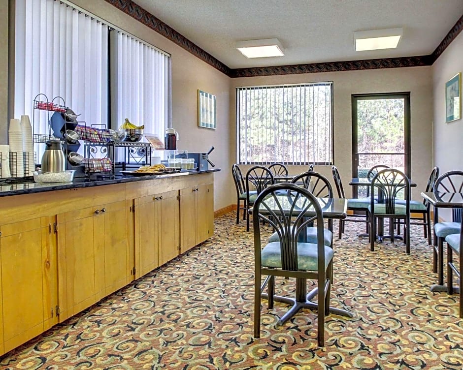 Econo Lodge Inn & Suites Forest