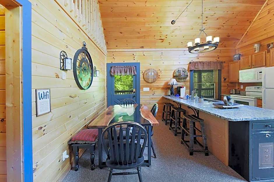 Ryes and Shine Bootlegger's Cabin! Hot Tub* Pool* Arcade* Billiards *EV * Pet Friendly