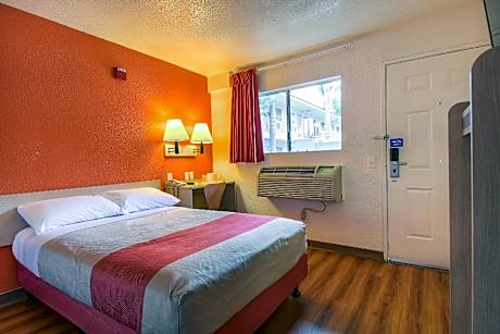 1 Queen Bed | Deluxe