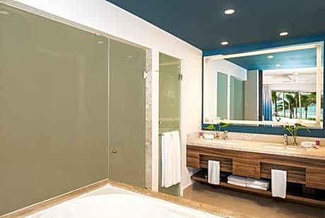 Oceanfront Club Junior King Suite - Pool Walkout