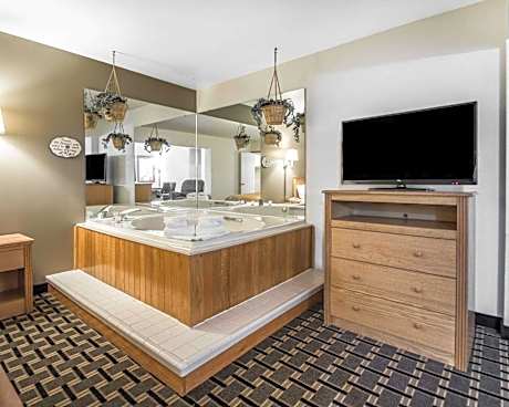 1 King Bed Suite Nonsmoking