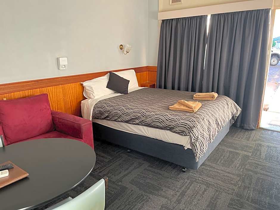 County Lodge Motor Inn