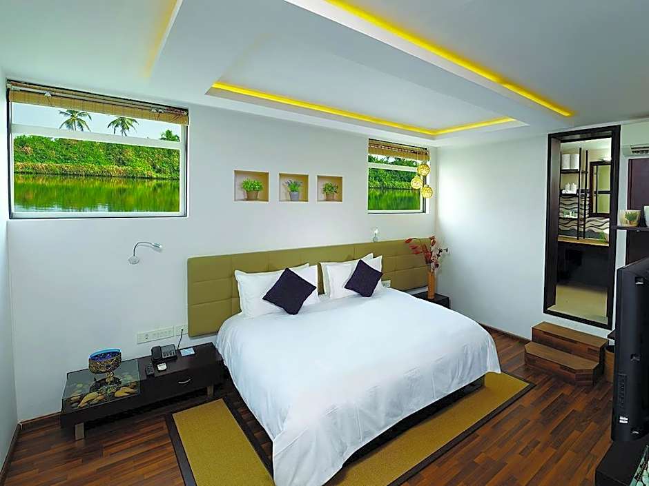 Aquatic Island by Poppys, Cochin