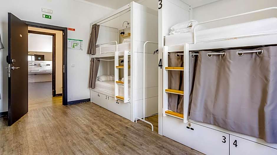 Zdjęcie 1 z 6 — Bed in 8-Bed Female Dormitory Room