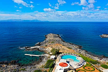 Kavos Hotel & Suites