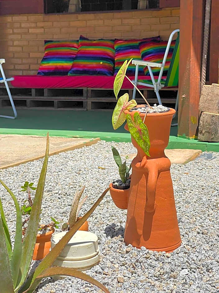 Pousada São Jorge 1 MIN A PÉ DA PRAIA Casa de família, simples e aconchegante, Na Av principal da praia café disponível até 12hs cozinha completa e churrasqueira disponível para uso ar cond das 20hs as 8 30