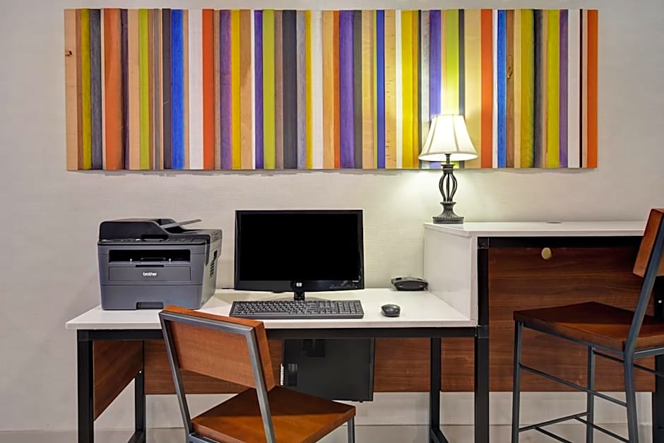Holiday Inn Express & Suites Allentown-Dorney Park Area By IHG