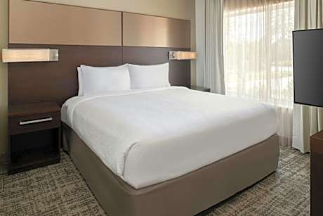 King Studio with Sofa Bed - Hearing Accessible