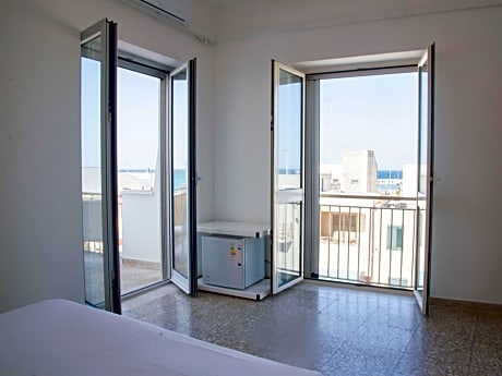 1 King Bed, Sea View
