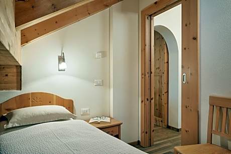 Two-Bedroom Apartment with Mountain View