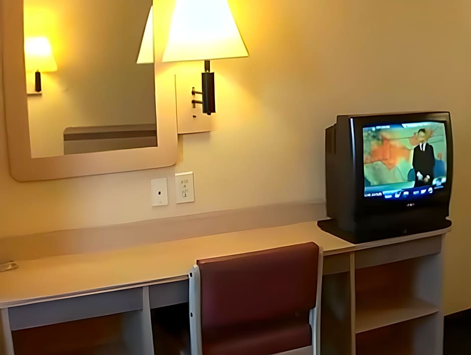 Super 8 by Wyndham Tracy