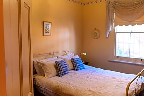 Sandstone Two-Bedroom Cottage 