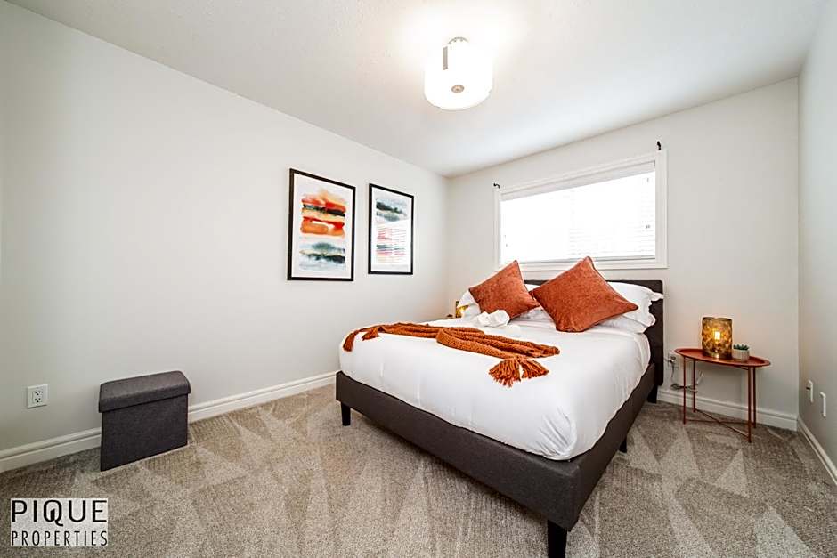 LUXURIOUS 6 Bed Home I Fireplace I near Sports Park I with Double Garage & Fast WiFi!