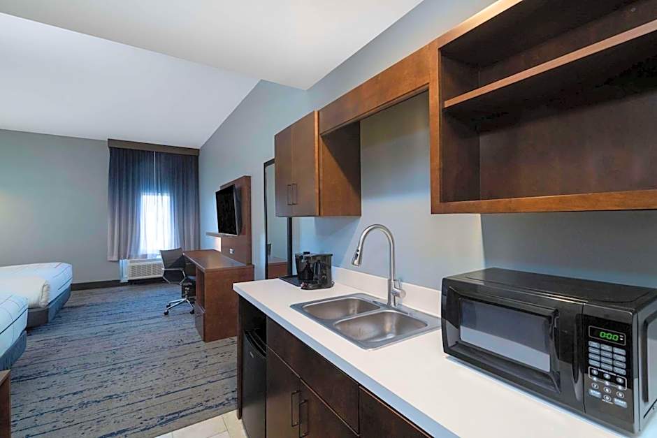 La Quinta Inn & Suites by Wyndham Louisville East