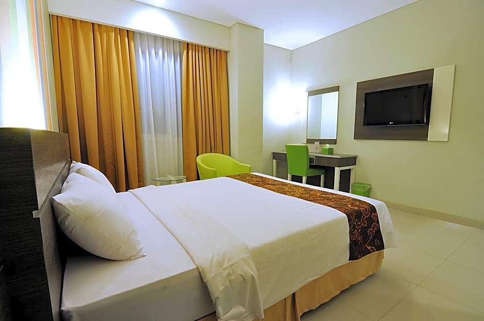 Pose In Hotel Solo