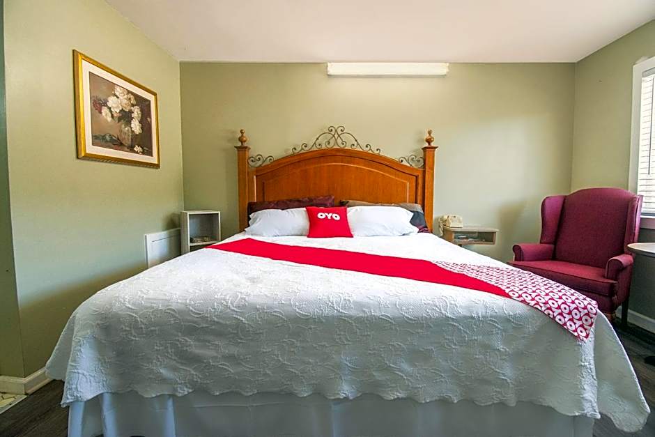 OYO Hotel Calhoun, GA I-75