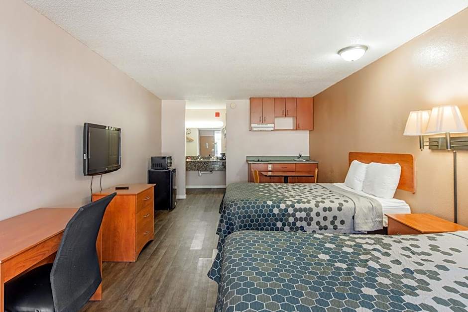 Econo Lodge Inn & Suites Bricktown