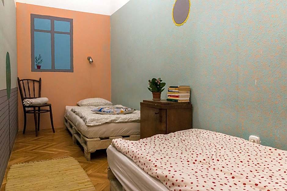 Baroque Hostel & Coworking
