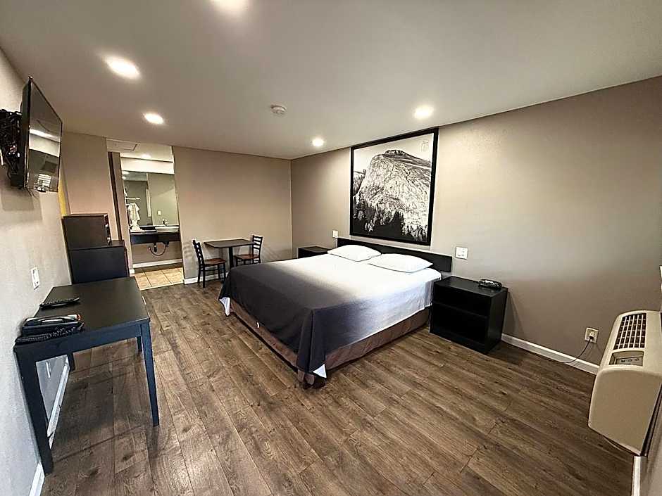 Super 8 by Wyndham Visalia