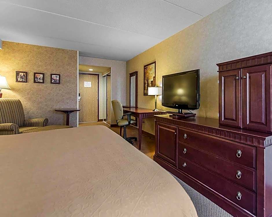 Quality Inn & Suites Bay Front