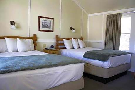 Suite 2 Queen Beds