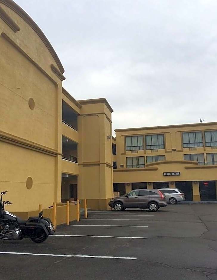 DIAMOND INN & SUITES